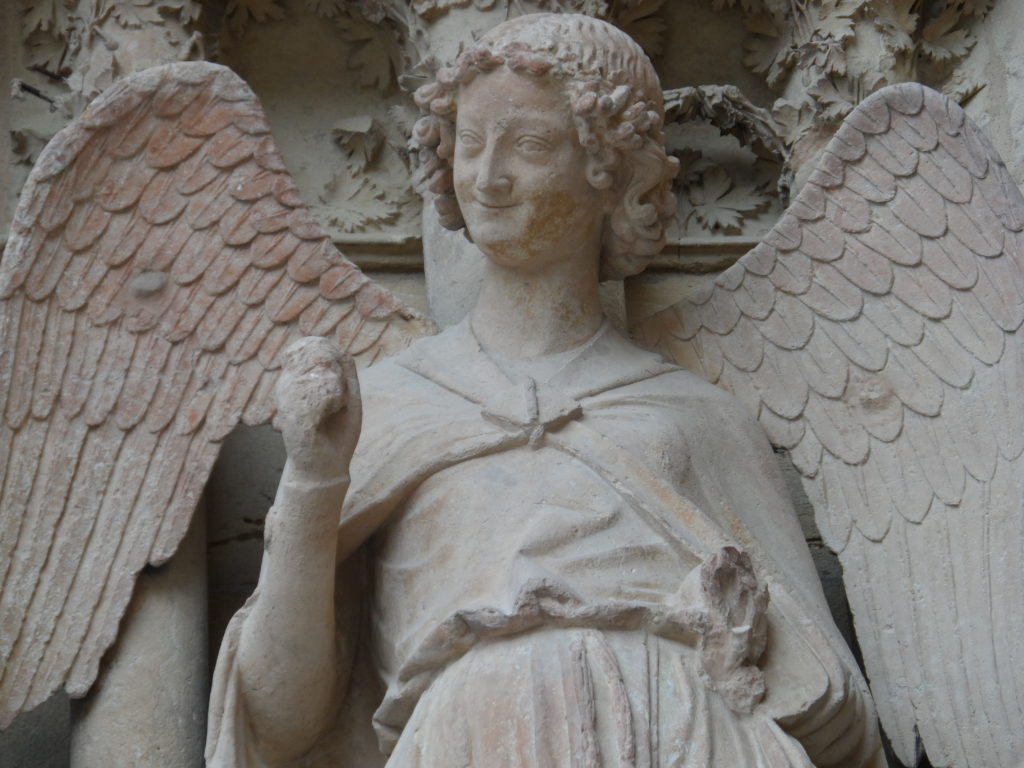 Sculpture d'ange souriant